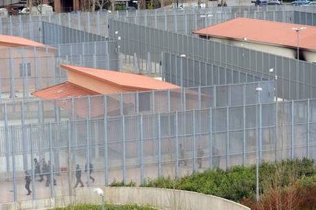  IMMIGRAZIONE: PROTESTA AL CIE TORINO, INCENDIATE STRUTTURE 