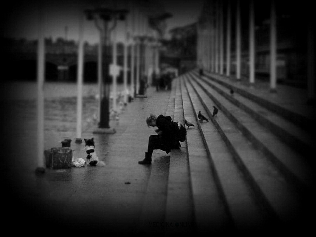  medicina-online-depressione-testimonianza-racconto-frasi-aforismi-tristezza-solitudine-triste-vita-speranza-morte-malattia-sentirsi-soli-lonely-girl-crowd 